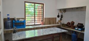 阿努拉德普勒Nature's Touch Villa的带台面和窗户的厨房 更多45张照片