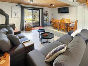 ein Wohnzimmer mit Sofa und Tisch in der Unterkunft Doon It Right in Bonnie Doon