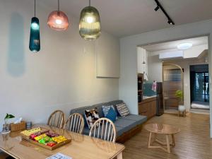 a living room with a couch and a table at Eiko的樓仔厝 台南包棟民宿 in Ching-chung-san-ts'un