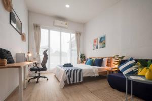 Et opholdsområde på Soulful Stay-Hidden Thai-Mediterranean Retreat.