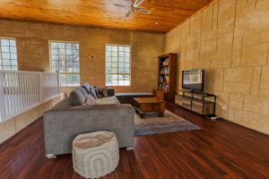 Μια τηλεόραση ή/και κέντρο ψυχαγωγίας στο The Early Camilleri Residence