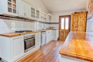 Η κουζίνα ή μικρή κουζίνα στο The Early Camilleri Residence