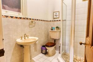 Ένα μπάνιο στο The Early Camilleri Residence +30 φωτογραφίες