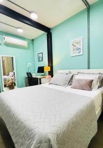 Un dormitorio con una cama grande con paredes azules. en Apartamento Loft cerca del aeropuerto, en Cúcuta 16 fotos más