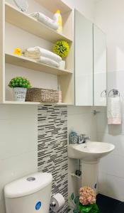 un baño con inodoro y lavabo en Apartamento Loft cerca del aeropuerto, en Cúcuta