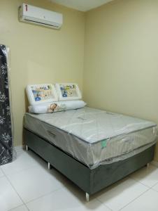 a hospital bed in a corner of a room at Hostel dos amigos in Salinópolis +5 photos