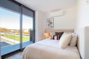 Una cama o camas en una habitación de Stylish 2BR in Leça with AC by LovelyStay