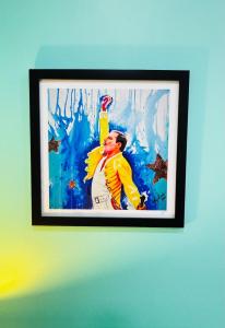 a picture of a man on a wall at Loft ejecutivo con Aire Acondicionado, cerca de Clinica Duarte y UFPS in Cúcuta