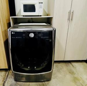 a microwave sitting on top of a dishwasher in a kitchen at Loft ejecutivo con Aire Acondicionado, cerca de Clinica Duarte y UFPS in Cúcuta
