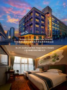 ein Hotelzimmer mit drei Betten vor einem Gebäude in der Unterkunft Nost algia S Hotel Shanghai Fudan University 时光漫步S酒店上海复旦大学五角场地铁站店 Free fresh ground coffee,Free laundry service in Shanghai