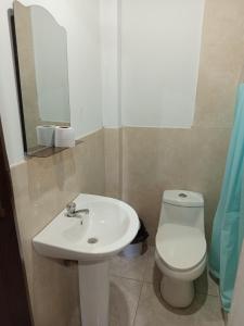 Un baño de Casa rústica 8 fotos más