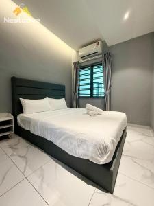 Postel nebo postele na pokoji v ubytování ADA Premium Luxury Villa in Klebang By Nestcove