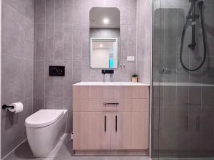 北克莱顿M-City Cozy Cloud Apartment near Hospitable&Monash的浴室里有马桶、洗手池和淋浴。