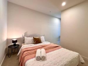 北克莱顿M-City Cozy Cloud Apartment near Hospitable&Monash的卧室里有一张床，床上放着两条毛巾。