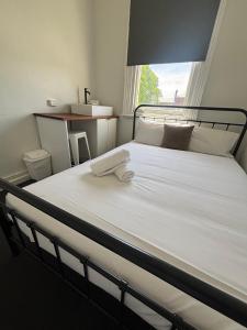 Postel nebo postele na pokoji v ubytování Echuca Hotel