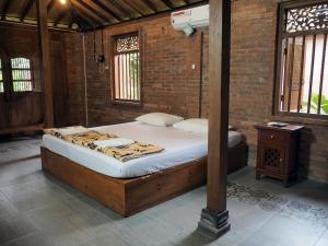 Postel nebo postele na pokoji v ubytování Omah Mbah Mandor Yogyakarta