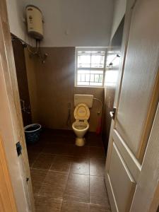 Baño pequeño con aseo y ventana en Hideout nest, en Ooty 35 fotos más