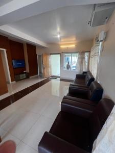 Una sala de estar con sofás y un televisor. en Hideout nest, en Ooty