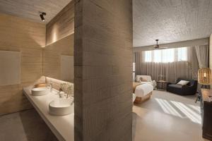 Koupelna v ubytování Dali Wuwei Puruohaijing Hotel大理无为普若海景酒店 + 83 fotografií