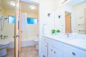 ein weißes Badezimmer mit Waschbecken und Toilette in der Unterkunft Central 3BR Home Steps from Castro St in Mountain View + 33 Fotos