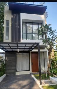 una casa con tetto blu di Omah Bubuya Syariah, Surabaya barat 