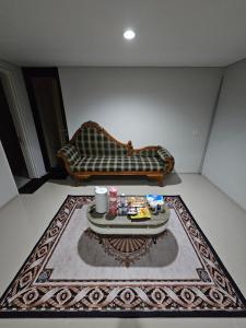 un soggiorno con un divano e un tavolo di Omah Bubuya Syariah, Surabaya barat 