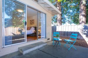 Φωτογραφία από το άλμπουμ του Central 3BR Home Steps from Castro St σε Mountain View