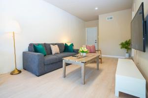 Φωτογραφία από το άλμπουμ του Central 3BR Home Steps from Castro St σε Mountain View +33 φωτογραφίες