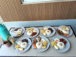 Un montón de platos de comida en una mesa en Glenmark's Homestay New Oceanview Rooms, en Pagudpud