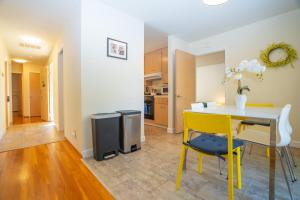 eine Küche und ein Esszimmer mit Tisch und Stühlen in der Unterkunft Central 3BR Home Steps from Castro St in Mountain View