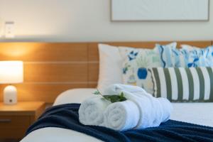 una camera d'albergo con asciugamani sul letto di Amalfi Whitsunday Retreat Infinity Pool SeaViews ad Airlie Beach