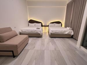 Una sala de estar con dos camas y un sofá en Yunheyue B&B, en Suao 8 fotos más
