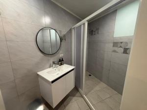 Un baño con un lavabo blanco y un espejo. en Yunheyue B&B, en Suao