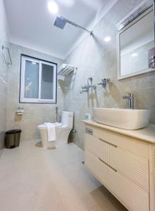 ein Badezimmer mit Waschbecken und Toilette in der Unterkunft Shama suites in Kathmandu