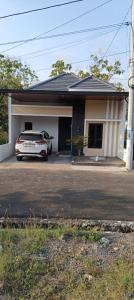 un coche aparcado delante de una casa en Griya Anas, en Semanu