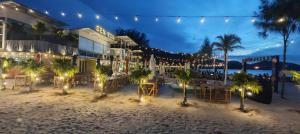 Фотография из галереи By The Sea Cozy Beachfront Home, Batu Ferringhi в городе Бату-Ферринги