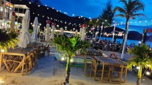 Ресторан / где поесть в By The Sea Cozy Beachfront Home, Batu Ferringhi