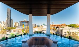 Una vista de la ciudad desde un edificio con bañera. en Luxury Apartments w Rooftop pool, en Brisbane