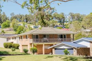une maison en briques avec un balcon sur le toit dans l'établissement Paradise Lake, à Yatte Yattah