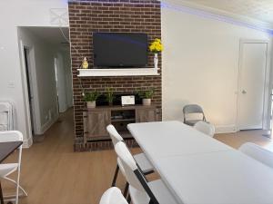 Μια τηλεόραση ή/και κέντρο ψυχαγωγίας στο Complete Private Home in Lawrenceville GA