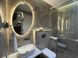un bagno con lavandino, doccia e specchio di HOTEL BR GRAND with NIMO CLUB ad Amritsar