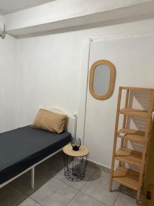 Habitación con cama, escalera y espejo. en Charmant appartement, en Kani Keli