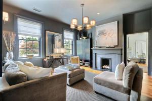 ein Wohnzimmer mit zwei Sofas und einem Kamin in der Unterkunft Romancing The Jones in Savannah