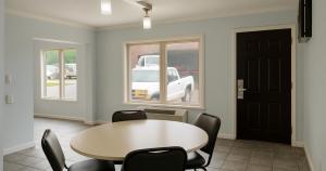 ein Esszimmer mit Tisch und Stühlen und ein Lastwagen in der Unterkunft Gated 2 Double Beds Studio with Full Kitchen 102 in Baton Rouge + 8 Fotos