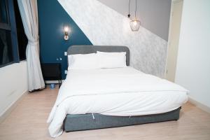 a bedroom with a large bed with white sheets at Arte Plus Luxury Suites with KLCC View in Kuala Lumpur +84 photos