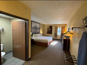 En eller flere senge i et værelse på Coratel Inn and Suites By Jasper Wichita North + 19 billeder