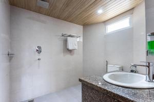 Un baño con lavabo y ducha en Hotel Airport Deepshree, en Katmandú 50 fotos más