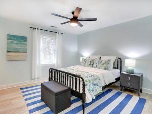 タイビーアイランドにあるDeja Blue Bのベッドと天井扇風機のある寝室 +22枚の写真
