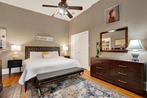 ein Schlafzimmer mit einem Bett und einem Deckenventilator in der Unterkunft Hideaway on Jones in Savannah + 29 Fotos