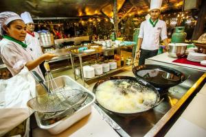 un grupo de chefs en una cocina preparando comida en Phi Phi Banyan Villa, en Islas Phi Phi